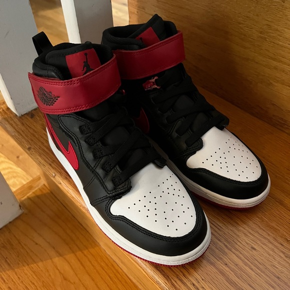 Air Jordan 1 High FlyEase 'Bred White Toe' (GS) DISCONTINUED - Picture 3 of 5